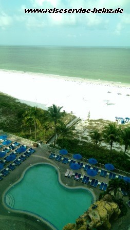 Blick vom Hotel Pink Shell Beach Resort auf den Fort Myers Strand
